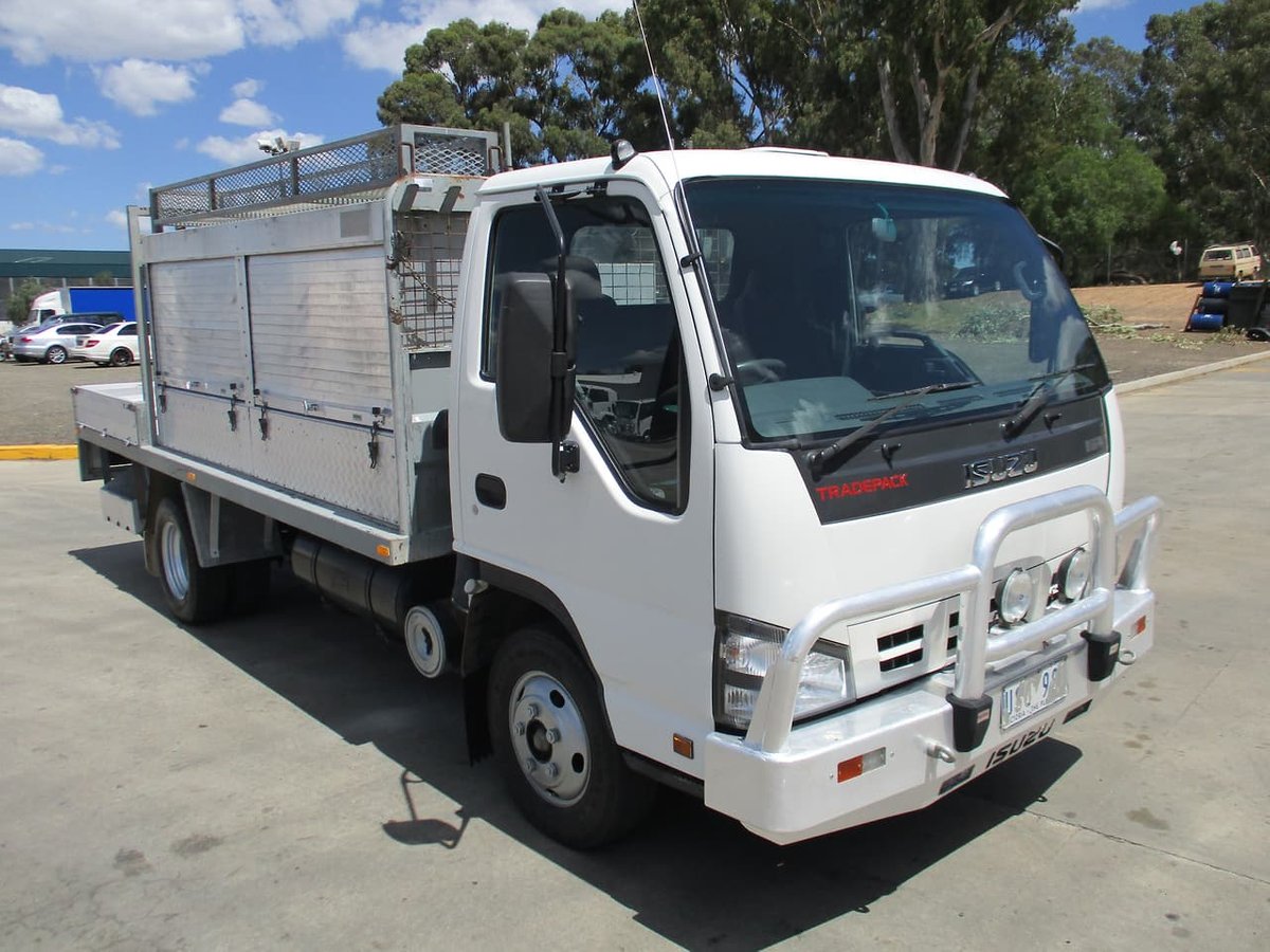 2007 ISUZU NPR 200 MEDIUM TRADEPACK White