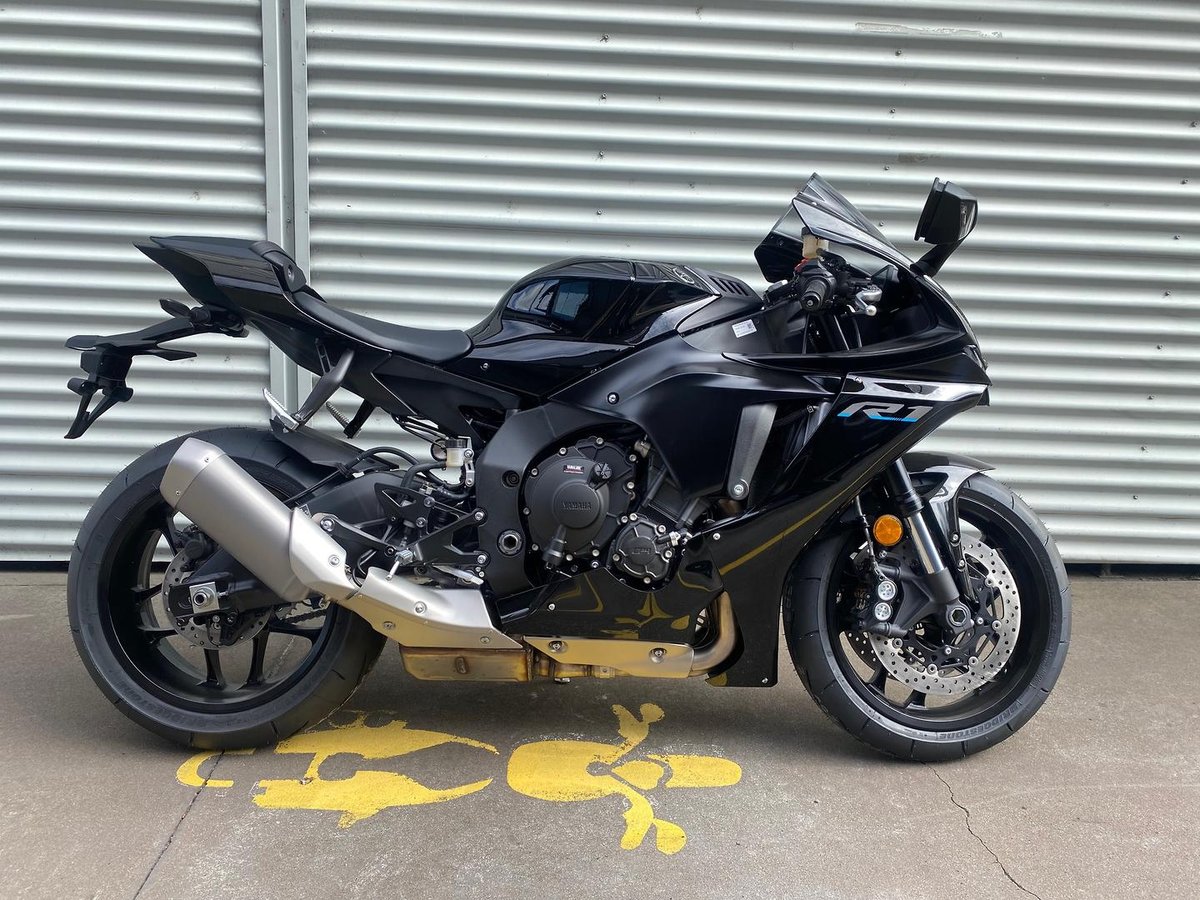 Yamaha R1 Black