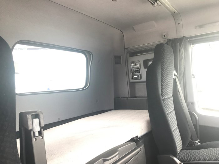 2012 Mercedes Benz 2648 LOW ROOF SLEEPER WHITE