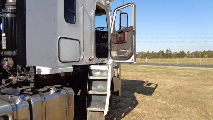 0 Freightliner Argosy White