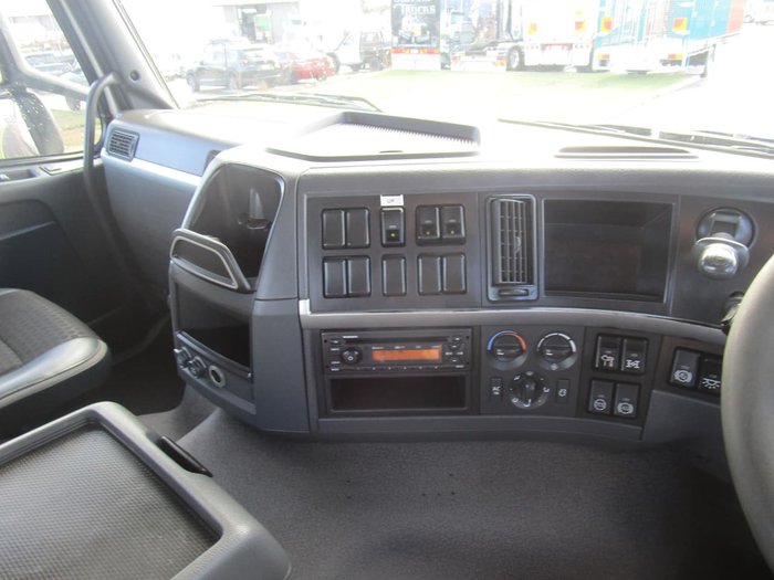 2011 VOLVO FM13 null null WHITE