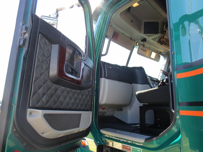 2013 FREIGHTLINER CORONADO CORONADO 112 SD null null GREEN