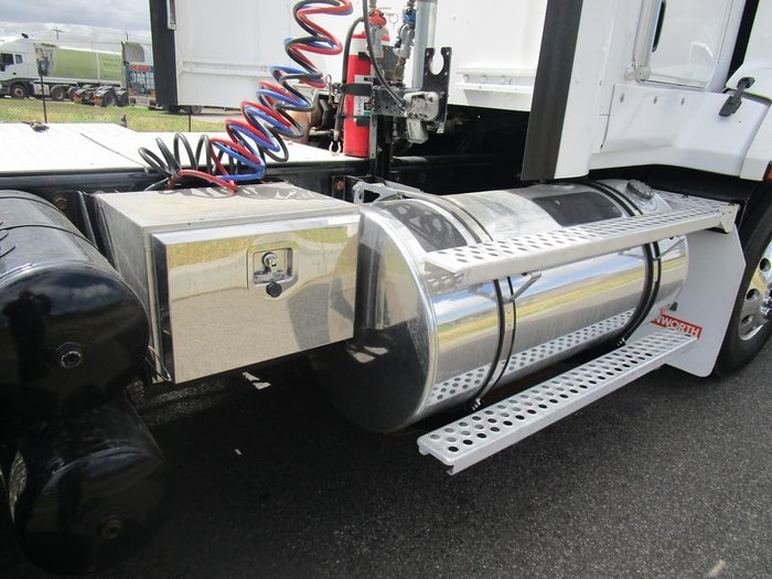 2013 KENWORTH T403 DAY CAB null null WHITE