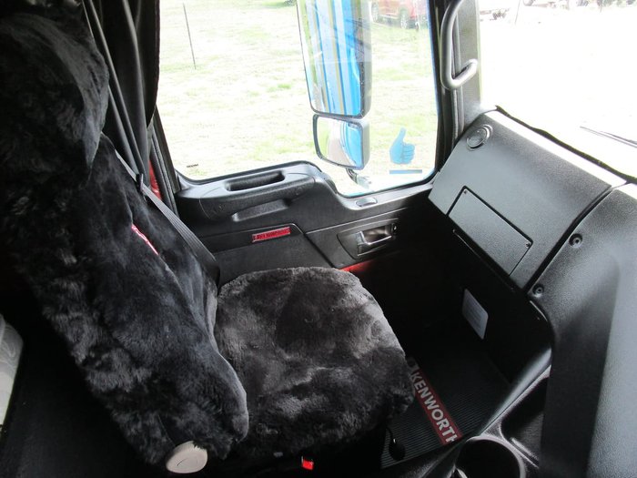 2012 KENWORTH K200 STRETCHCAB null null BLUE