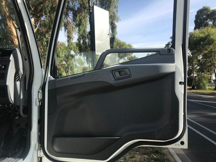 2008 MITSUBISHI FM67F null null White