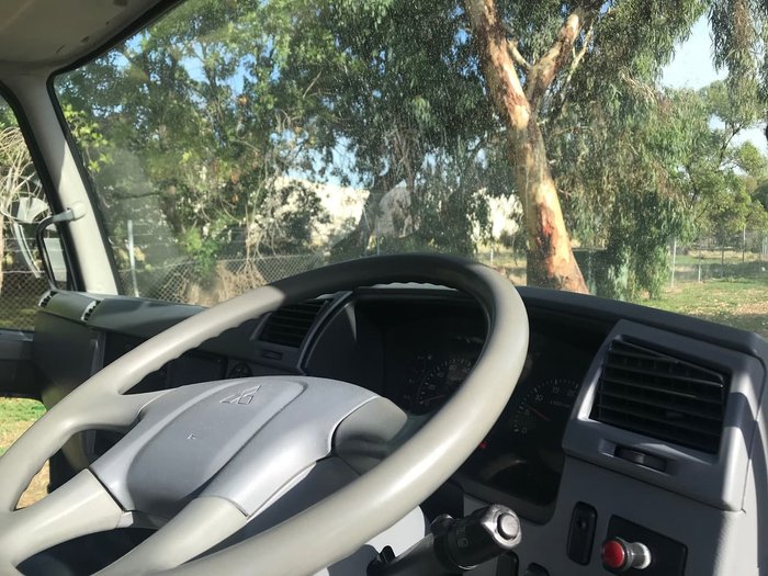 2008 MITSUBISHI FM67F null null White