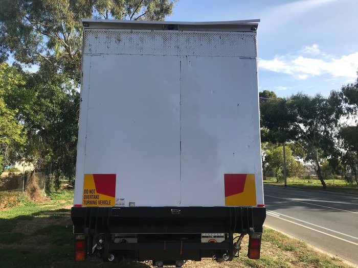 2008 MITSUBISHI FM67F null null White