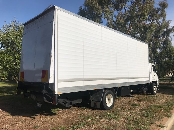 2008 MITSUBISHI FM67F null null White