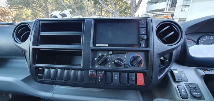 2020 HINO 300 SERIES 921 CUSTOM CHIPPER TIPPER null null White