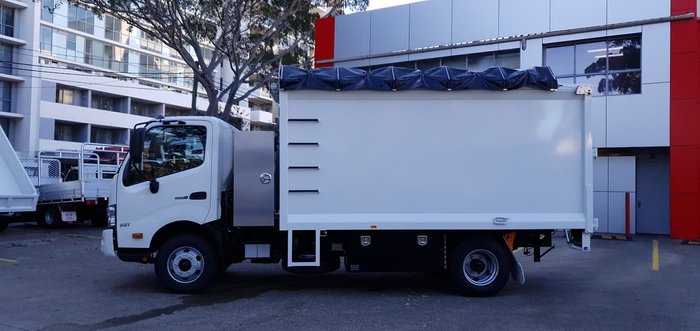 2020 HINO 300 SERIES 921 CUSTOM CHIPPER TIPPER null null White