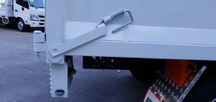 2020 HINO 300 SERIES 921 CUSTOM CHIPPER TIPPER null null White