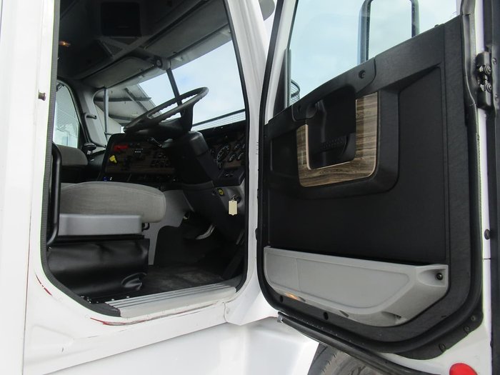 2011 FREIGHTLINER FLX null null WHITE