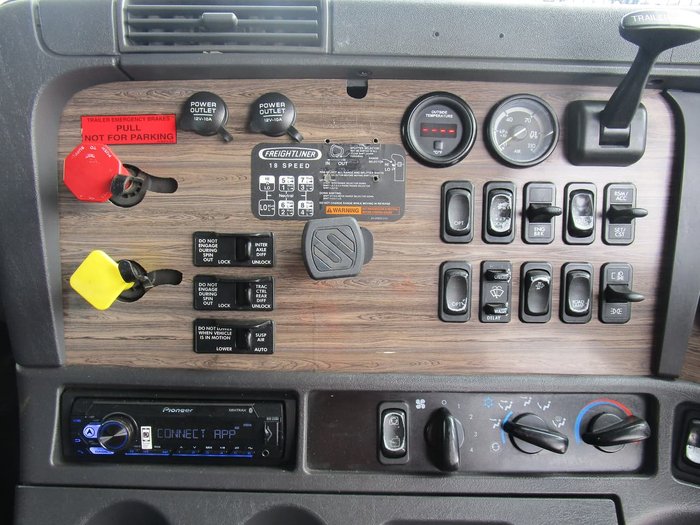 2011 FREIGHTLINER FLX null null WHITE