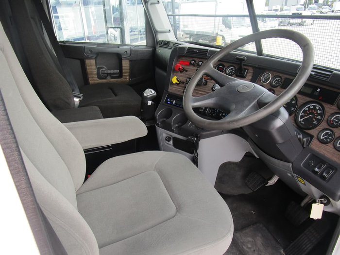 2011 FREIGHTLINER FLX null null WHITE