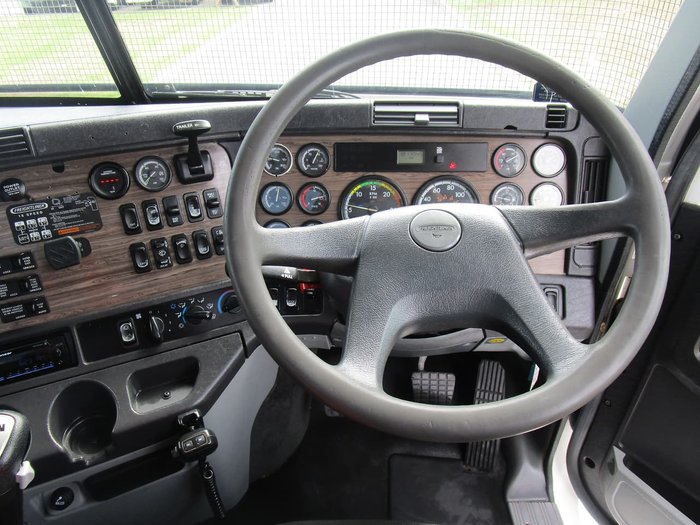 2011 FREIGHTLINER FLX null null WHITE