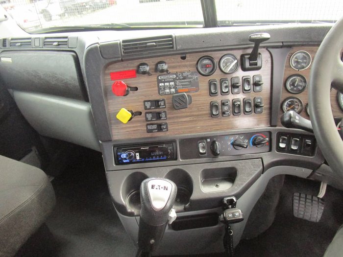 2011 FREIGHTLINER FLX null null WHITE