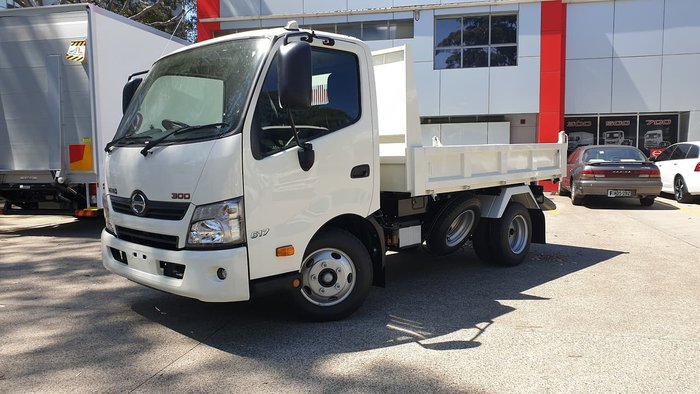 2020 HINO 300 SERIES 617 SHORT TIPPER null null White