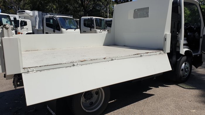 2020 HINO 300 SERIES 617 SHORT TIPPER null null White