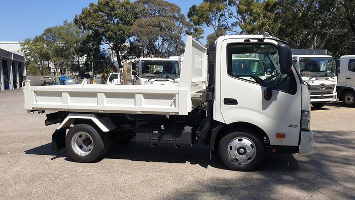2020 HINO 300 SERIES 617 SHORT TIPPER null null White
