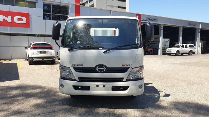 2020 HINO 300 SERIES 617 SHORT TIPPER null null White