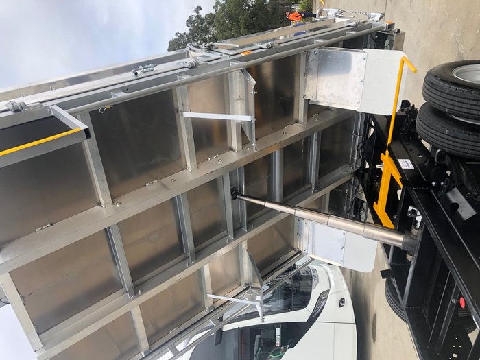 2020 HINO 300 SERIES 616 MEDIUM AUTO ALLOY TIPPER WITH TOOL BOX null null White