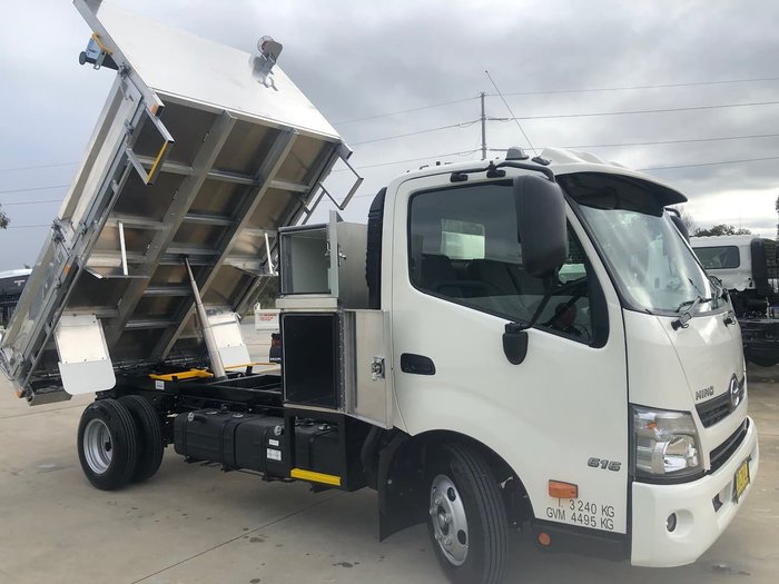 2020 HINO 300 SERIES 616 MEDIUM AUTO ALLOY TIPPER WITH TOOL BOX null null White