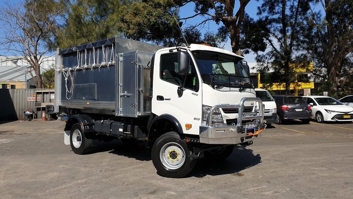 2020 HINO 300 SERIES 817 4X4 CHIPPER TIPPER null null White
