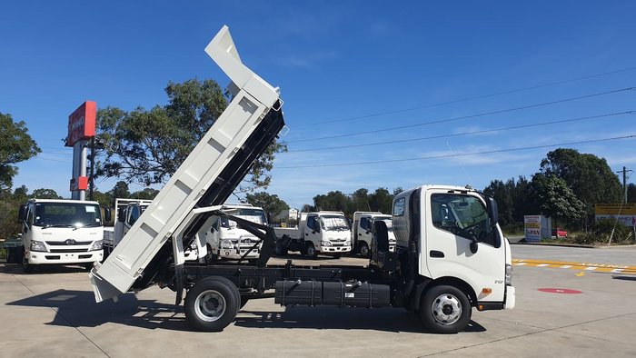 2020 HINO 300 SERIES 717 TIPPER null null White