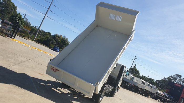 2020 HINO 300 SERIES 717 TIPPER null null White