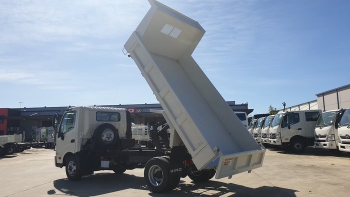 2020 HINO 300 SERIES 717 TIPPER null null White