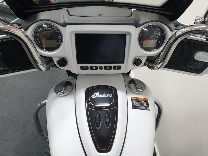 2019 Indian CHIEFTAIN DARK HORSE WHITE White