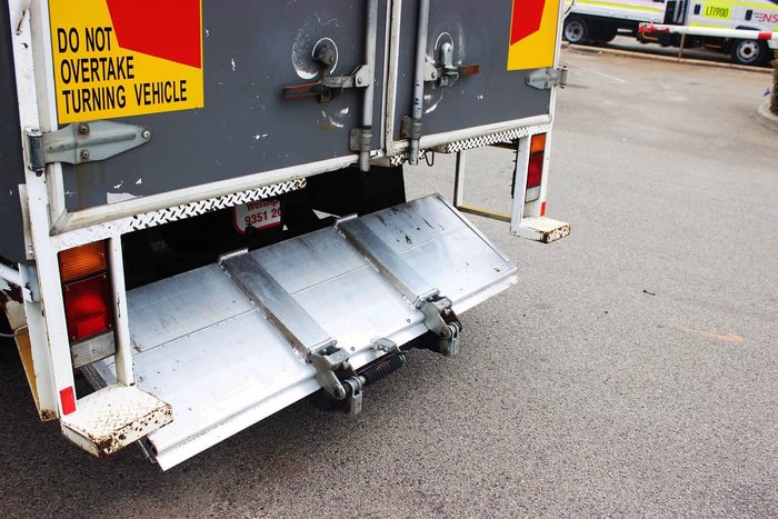 2012 ISUZU FRR500 8 PALLET WHITE