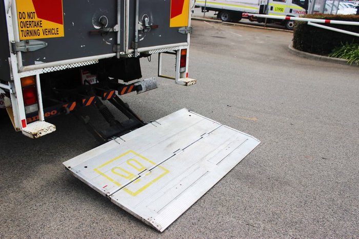 2012 ISUZU FRR500 8 PALLET WHITE