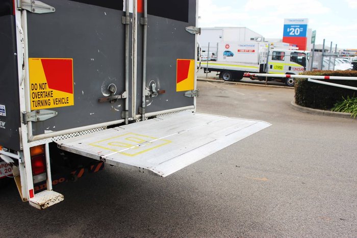 2012 ISUZU FRR500 8 PALLET WHITE