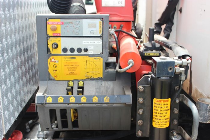 2009 HINO FG 1527 TIPPER AND CRANE WHITE