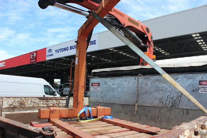 2009 HINO FG 1527 TIPPER AND CRANE WHITE
