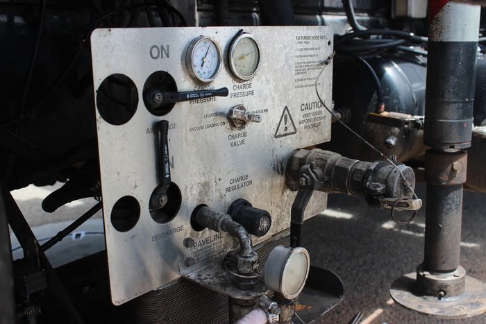 2009 HINO FG 1527 TIPPER AND CRANE WHITE