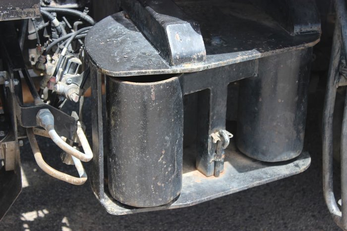 2009 HINO FG 1527 TIPPER AND CRANE WHITE