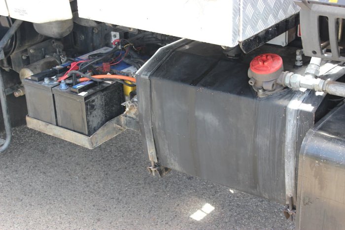 2009 HINO FG 1527 TIPPER AND CRANE WHITE