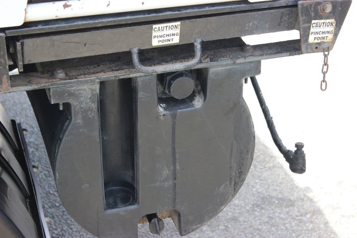 2009 HINO FG 1527 TIPPER AND CRANE WHITE