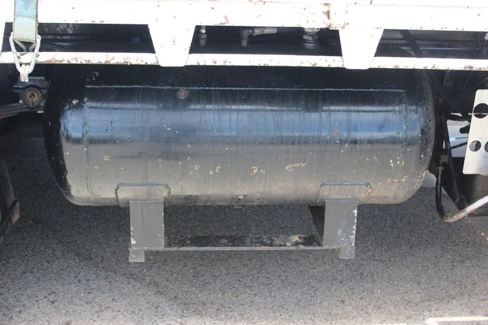 2009 HINO FG 1527 TIPPER AND CRANE WHITE