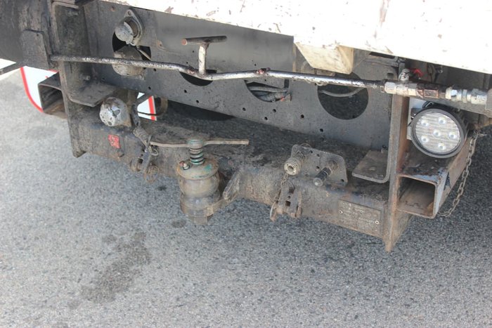 2009 HINO FG 1527 TIPPER AND CRANE WHITE