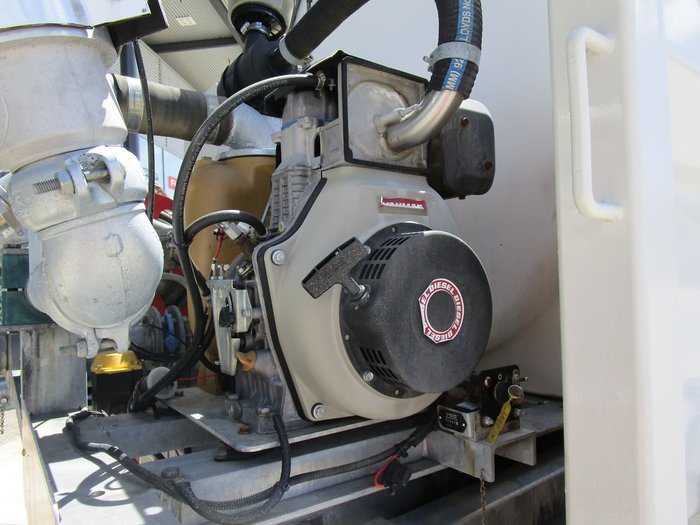 2004 UD PK265 TIPPER/TANKER WHITE