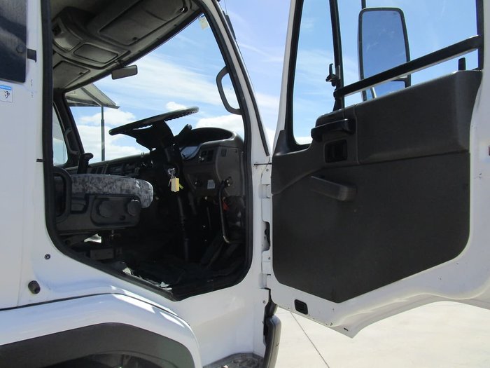 2004 UD PK265 TIPPER/TANKER WHITE