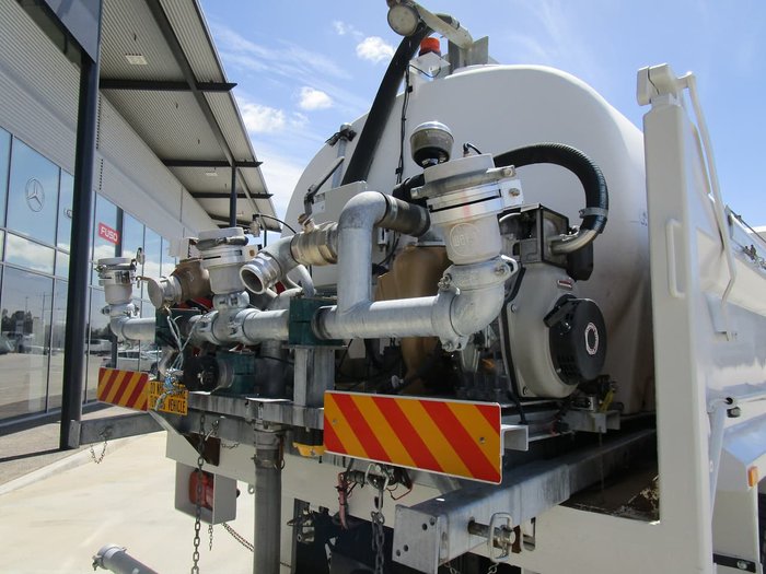 2004 UD PK265 TIPPER/TANKER WHITE