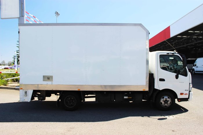 2015 HINO 616 AUTO PANTECH WHITE