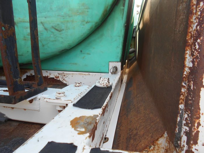 2004 UD PK265 TIPPER/WATER CART, White