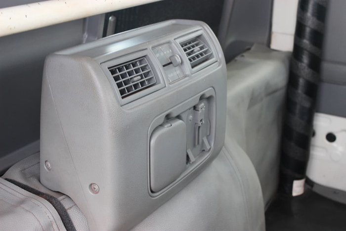 2017 HINO 616 LONG CREW AUTO White