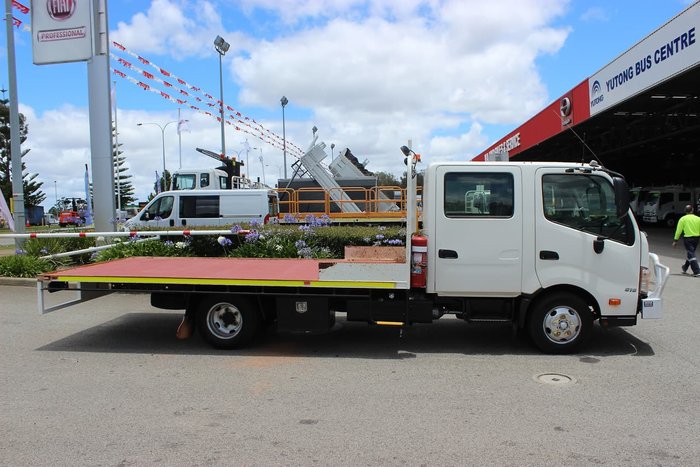 2017 HINO 616 LONG CREW AUTO White