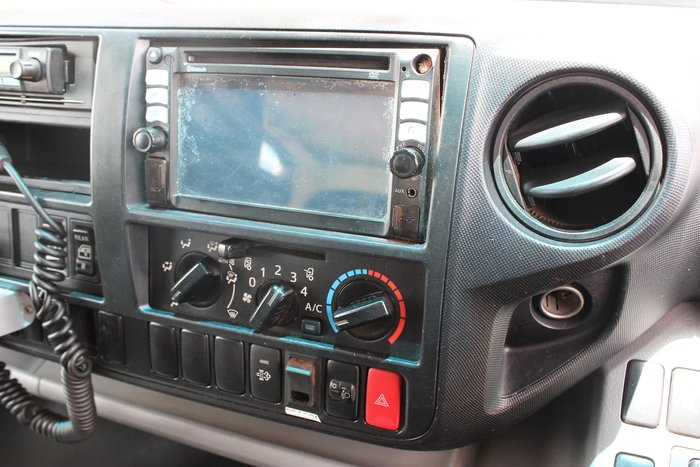 2017 HINO 616 LONG CREW AUTO White